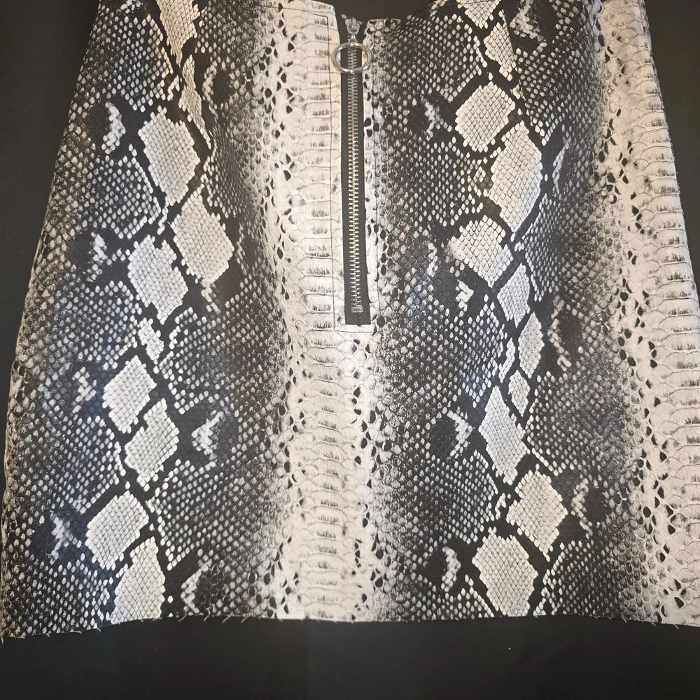 Snakeskin Print Zipper Skirt - Picture 1 of 2